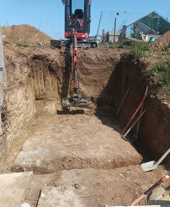 Miniexcavator de inchiriat