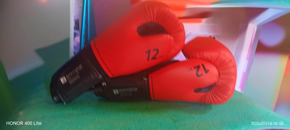 Sac box +mănuși  in stare foarte bună