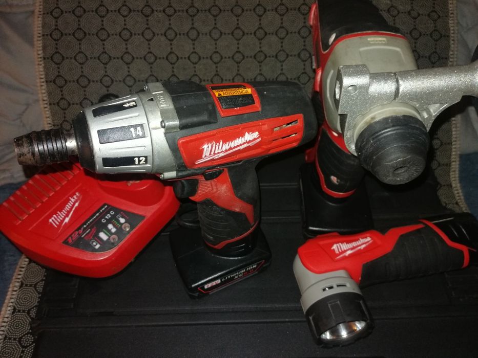 Set milwaukee impact rotopercutor lanterna