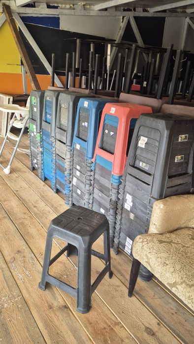 Табуретки, диваны, оборудование,  полки  мебель для кафе