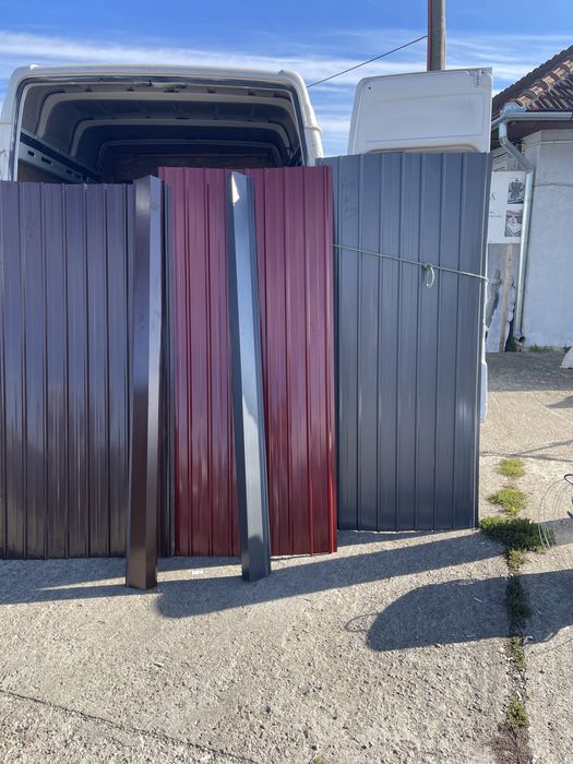 Tablă cutată metalică, rezistentă și durabilă.