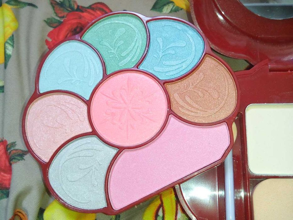 Набор "Ромашка" - тени, румяна, пудра + зеркальце, 3-уровневые.