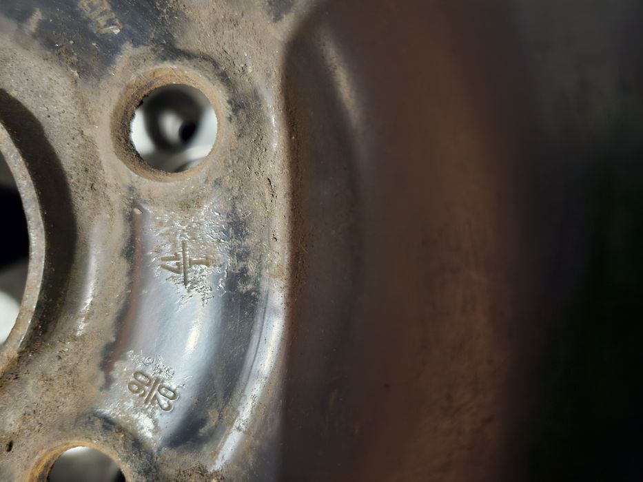 Метални оригинални джанти със зимни гуми на тях