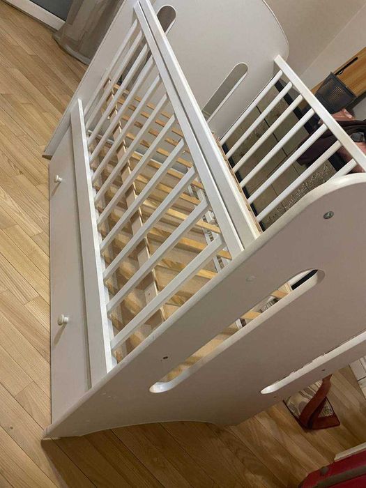 Детская кровать, стул, ходунок