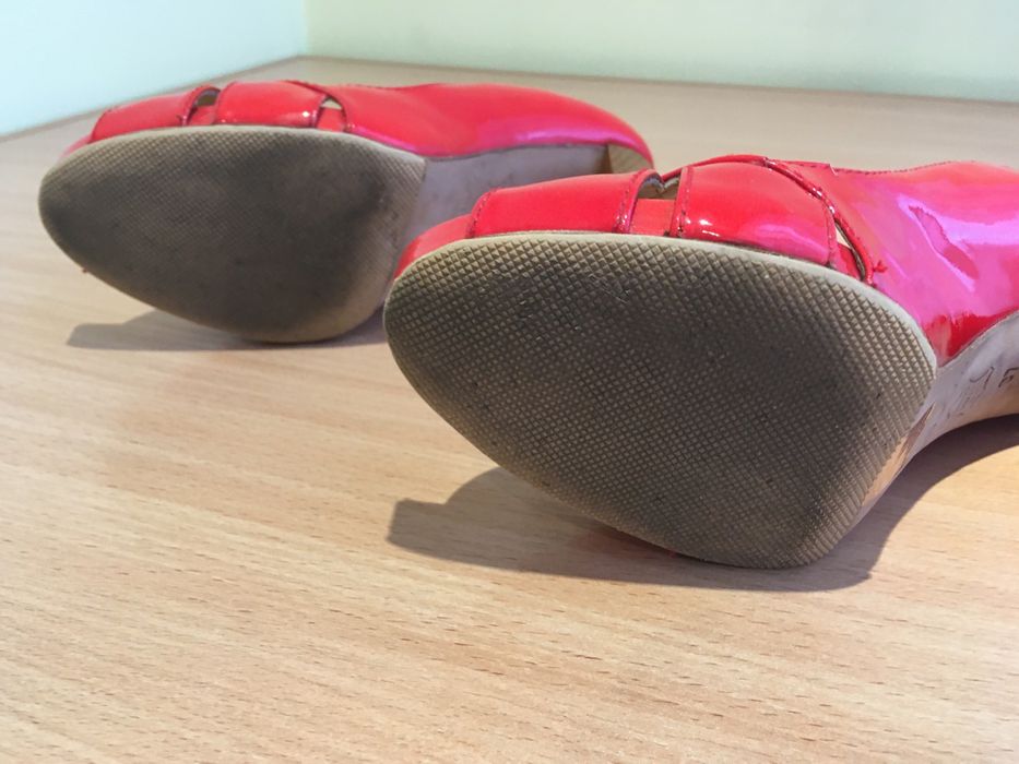 Продам женские туфли Unisa