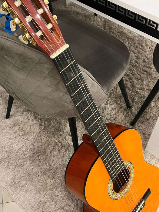 Продавам класическа китара