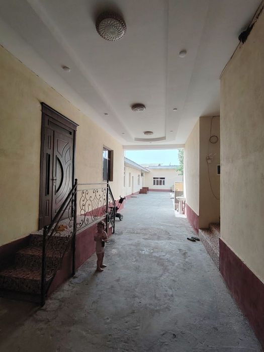 Termiz shahridagi Repina kochasida 9 xonadan iborat uy sotiladi