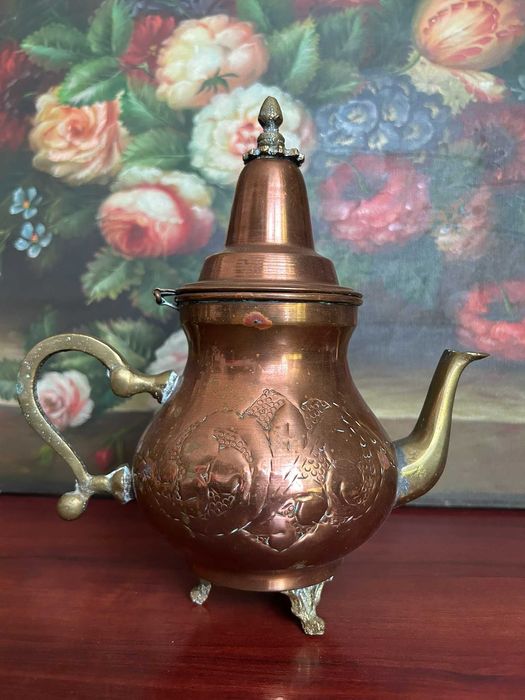 A381 550g, 25 cm H, 21cm latime Frumos ceainic alama si bronz