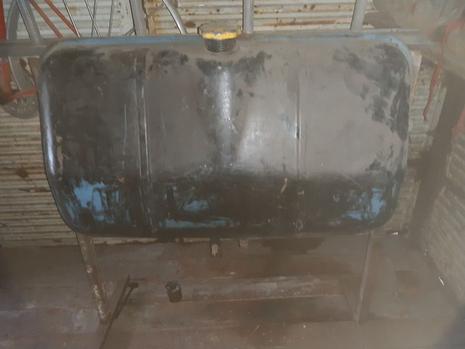 Продам в Петропавловске ёмкости и бак .