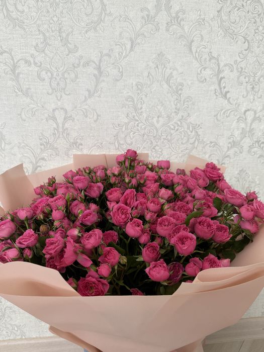 Шикарный букет из кустовых роз