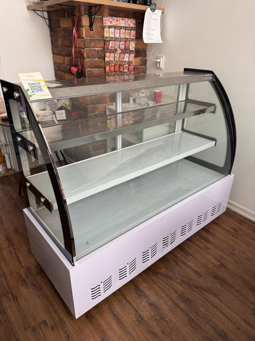 Две витрины холодильные