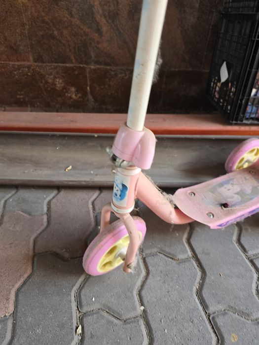 De vânzare trotineta de fetite 3-6 ani