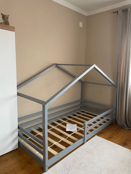 Patuț pt. copii tip căsuță, din lemn masiv