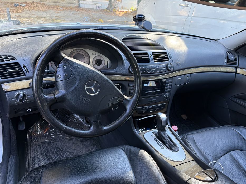 Продавам e class 2003г. Автомобила е обслужен, има следи от опотреба.