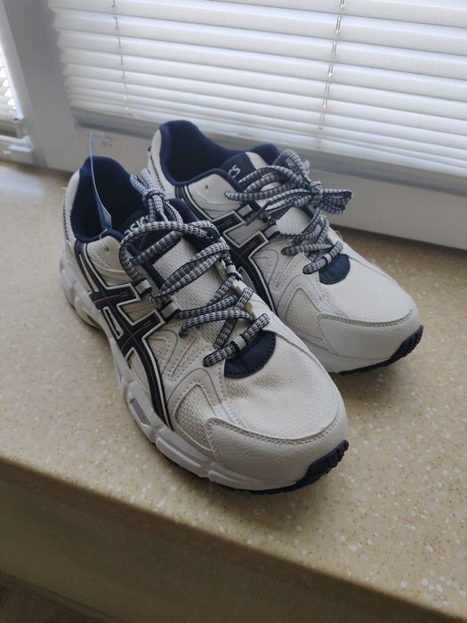Продам кроссовки Asics