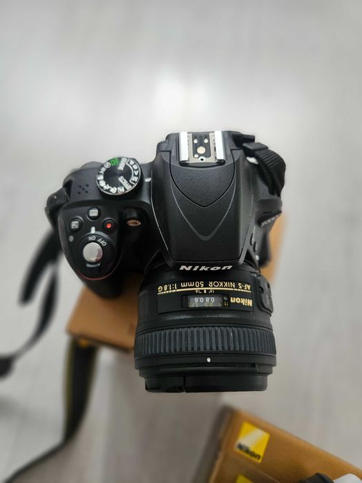 Kit Nikon D3300 cu obiectiv Nikkor AF-P 18-55mm f/3.5-5.6G fara VR & Nikkoŕ AF-S 50mm f/1.8G