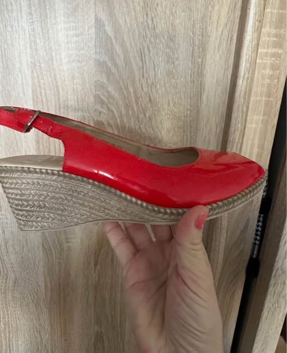 Caprice червени сандали естествен лак