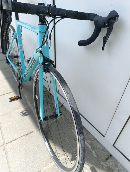 Карбонов шосеен велосипед Bianchi Sprint 105