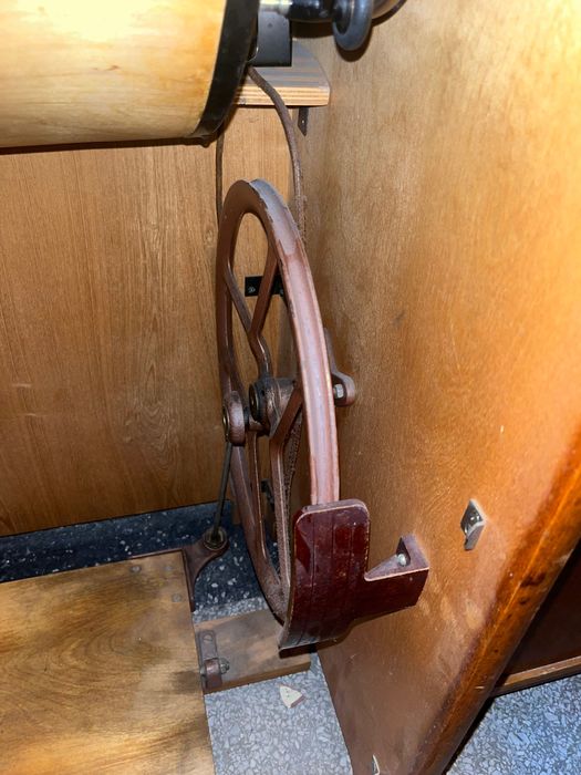 Оригинална крачна шевна машина Union в дървен шкаф