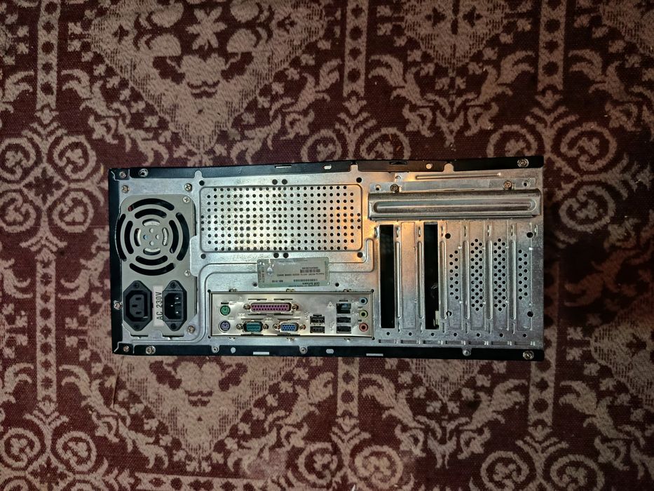 Vând PC plus monitor cu toate cablurile necesare