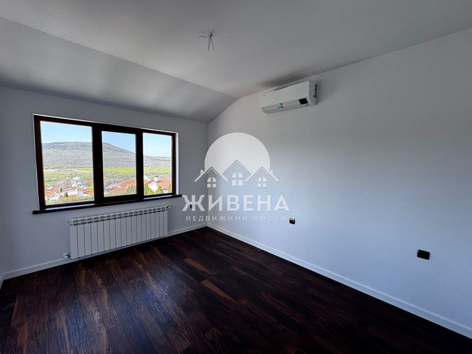 Продава триетажна къща с басейн в с.Оброчище