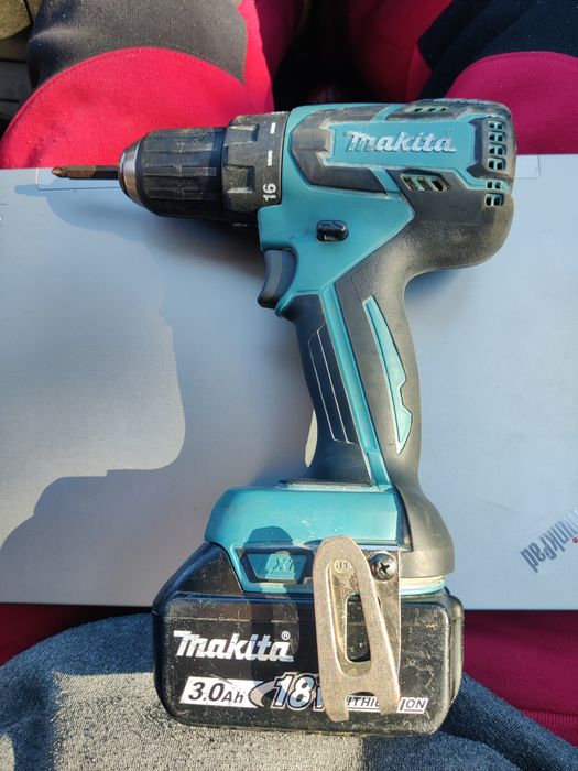 Vând 2 bormașini Makita cu Acumulatori