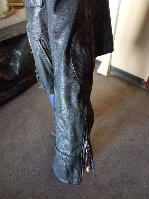 Vand geaca de piele neagra in stare buna