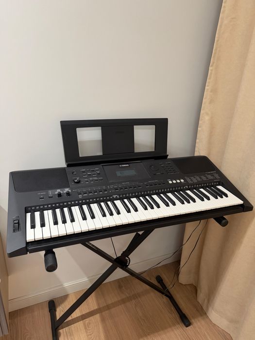 Продам синтезатор Yamaha PSR-E453