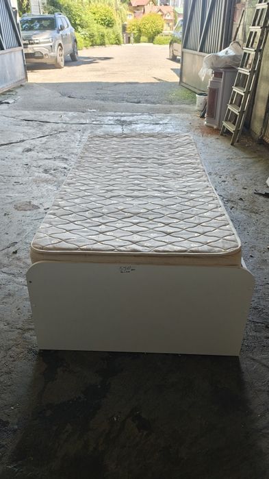 Vând pat 90x200 saltea inclusa
