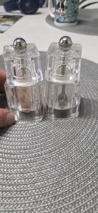 Механичка мелничка за сол и черен пипер