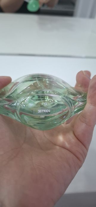 Продам парфюмерную воду.