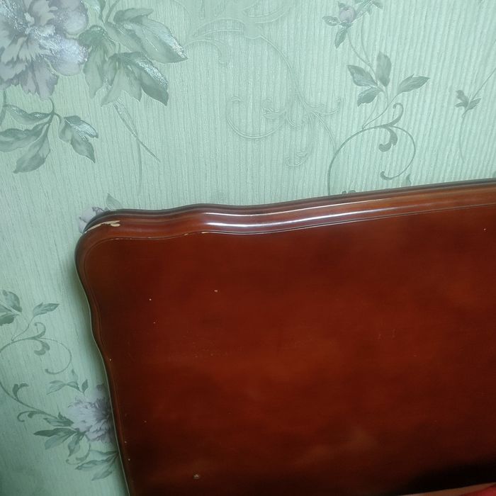 Продам стол для гостиной