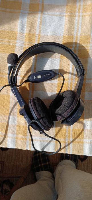 Компютърни слушалки с микрофон.