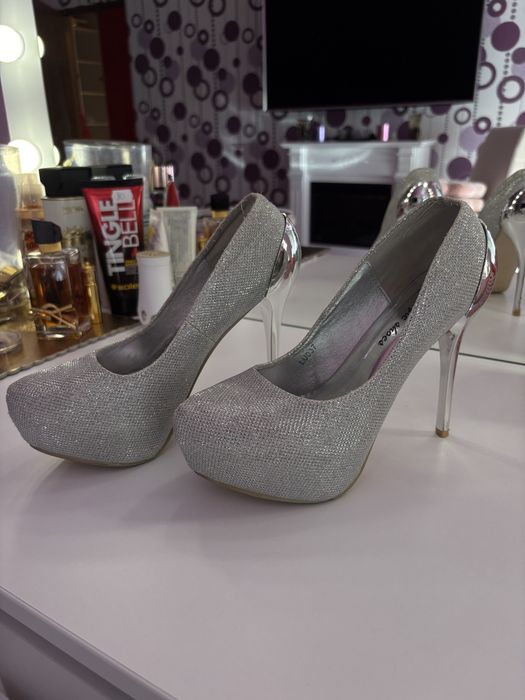 Vând pantofi cu toc