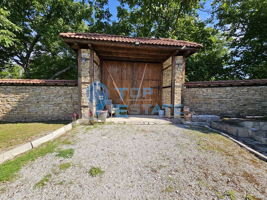 Имение с над 5 декара двор и две къщи в с. Паскалевец, област В. Търн