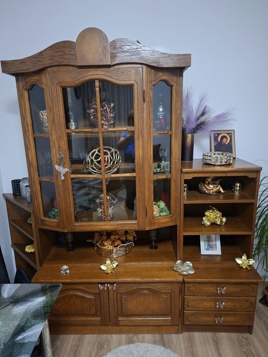 Set mobilier din lemn – vitrină și comodă
