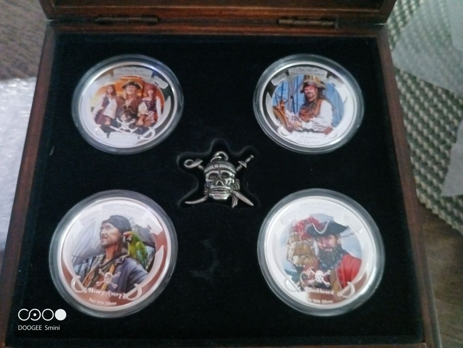 Сребърни монети карибски пирати