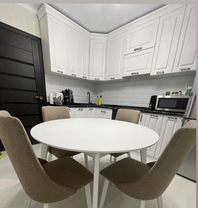 Продаю обеденный стол со стульями!