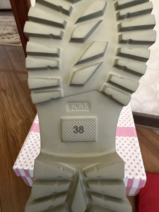 Продам новые ботинки