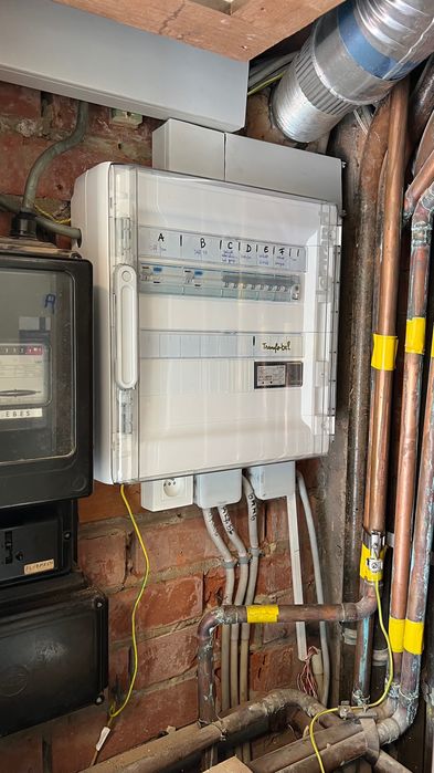 Electrician in constructii