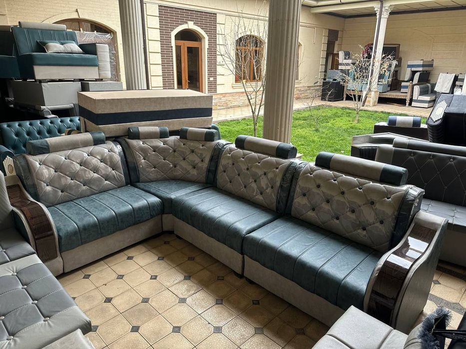 Гостиные уголки с пуфиками