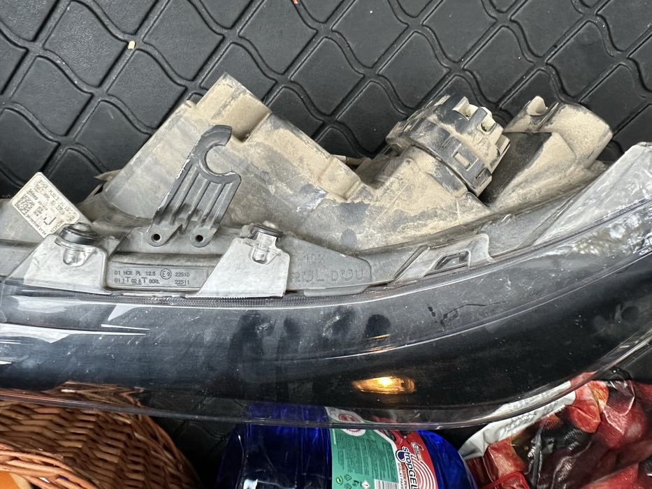 Far stanga Toyota Corolla hybrid