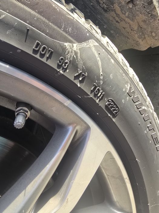 Anvelope 225 50 r18 runflat Pirelli de iarna  originale BMW