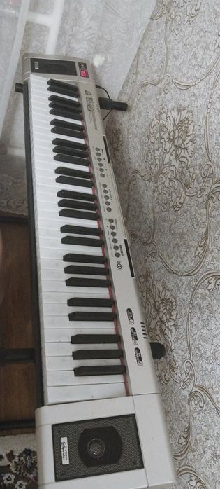 Продам синтезатор