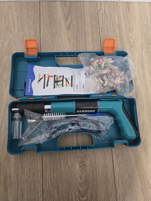Pistol manual pentru fixarea cuielor + 50 cuie