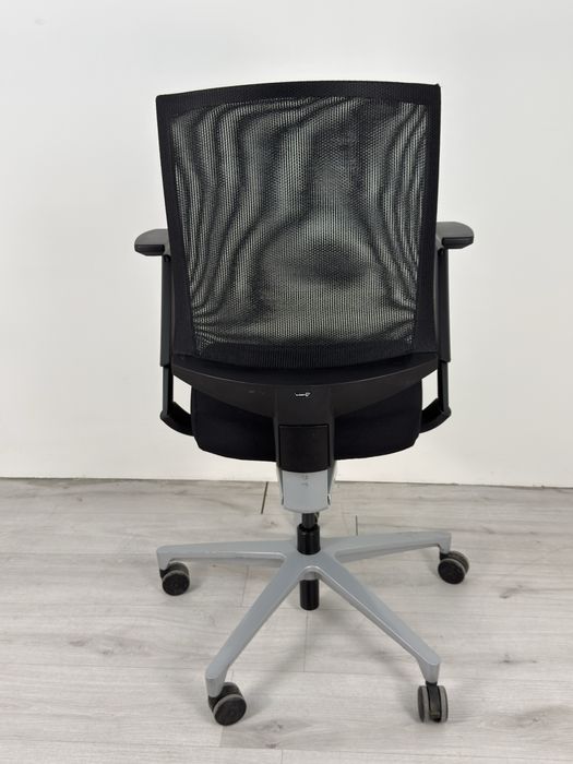 Ергономичен Въртящ се Стол Klöber VEO 87 – Черен с Мрежеста Облегалка