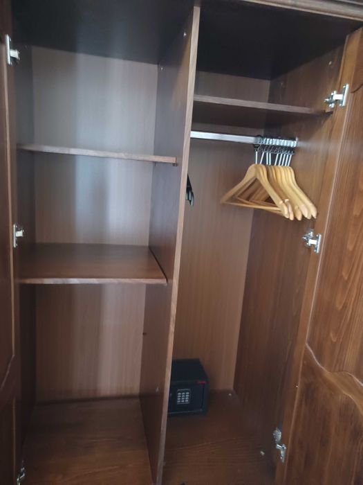 Продавам гардероб