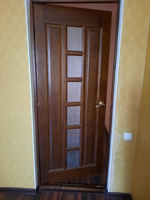 Продам межкомнатные двери деревянные