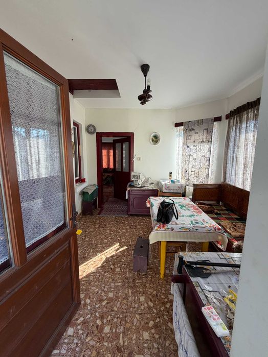 Casa de vanzare + curte 1900 m2