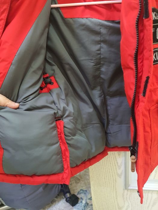 Koreya mashxur brendi"JELISPOON" qizil rangli kurtkasi